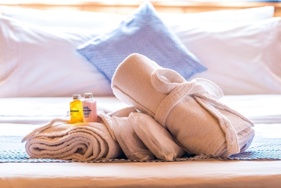 Bed, towels