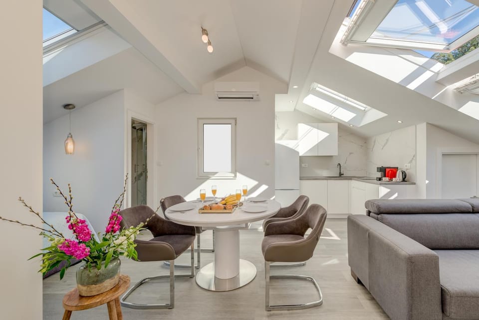 CAPITAL Apartments and Rooms Bed and Breakfast in Split