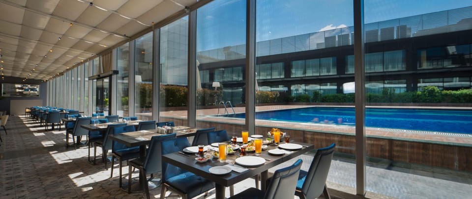 Restaurant/places to eat, Pool view, Swimming pool, Buffet breakfast