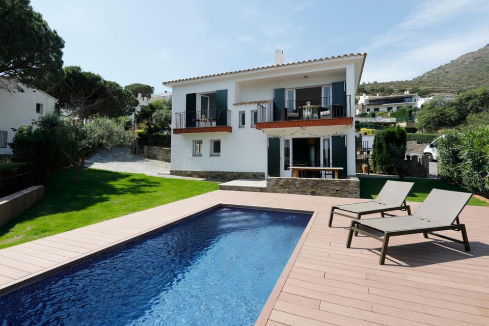 Property building, Mountain view, Swimming pool, Swimming pool