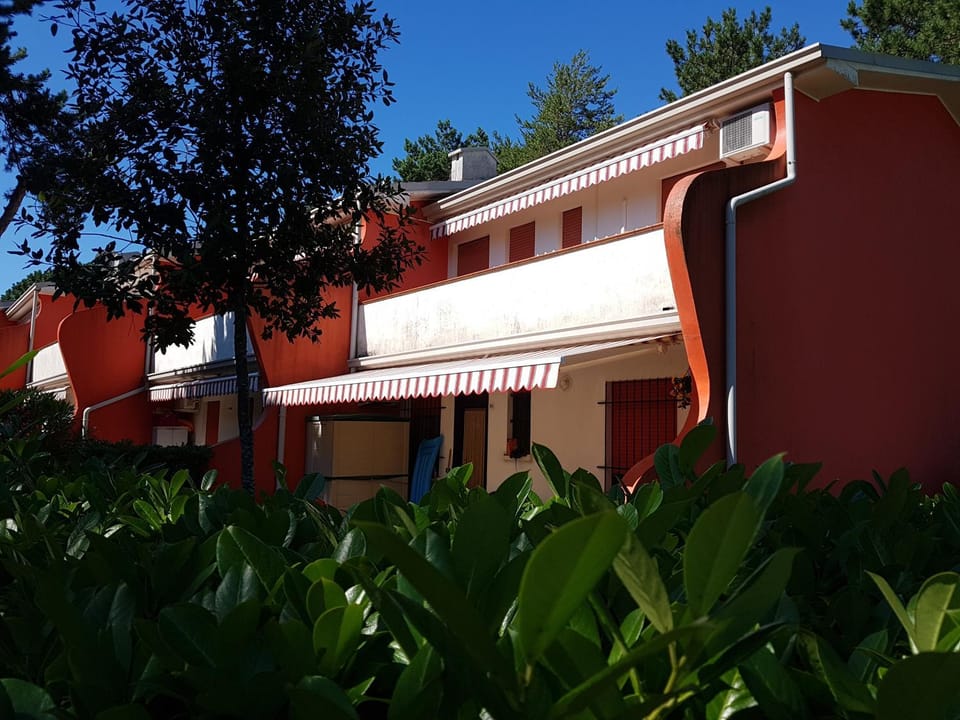 Facade/entrance, Garden, Balcony/Terrace