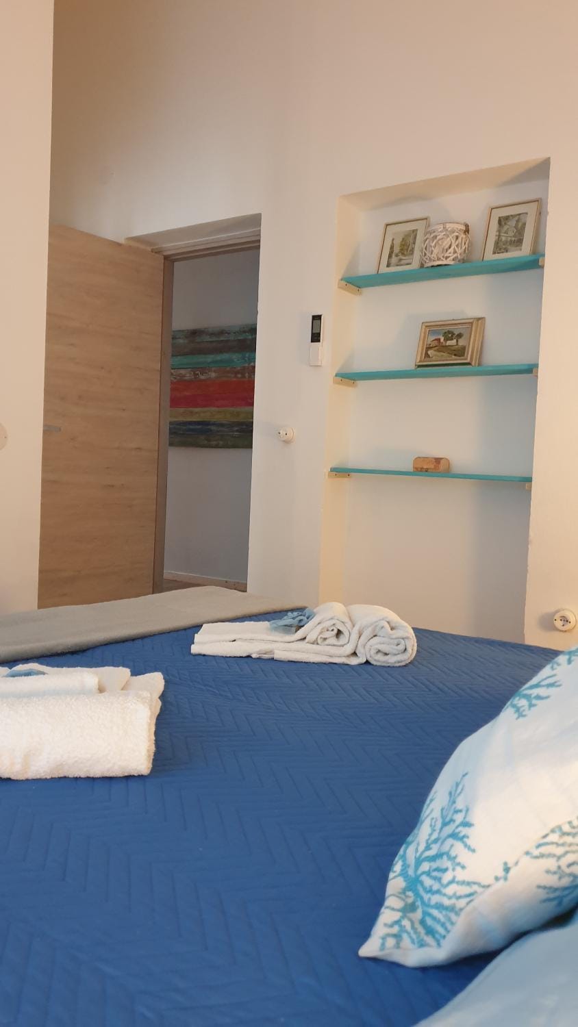 Photo of the whole room, Bedroom