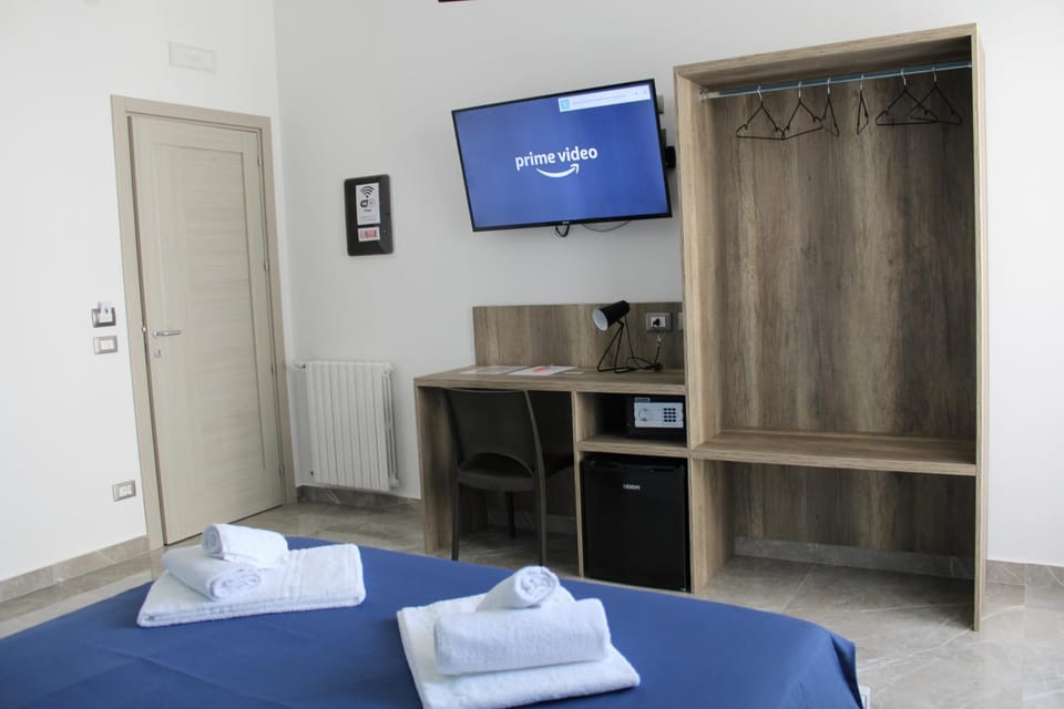 Bed, TV and multimedia, Bedroom