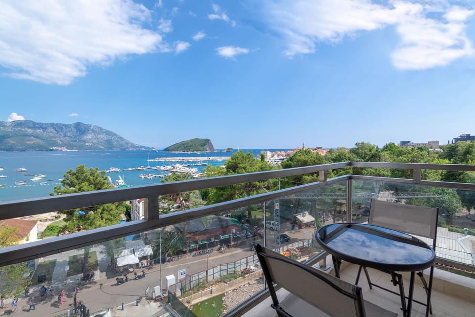 Balcony/Terrace, City view, Landmark view, Mountain view, Sea view, Street view