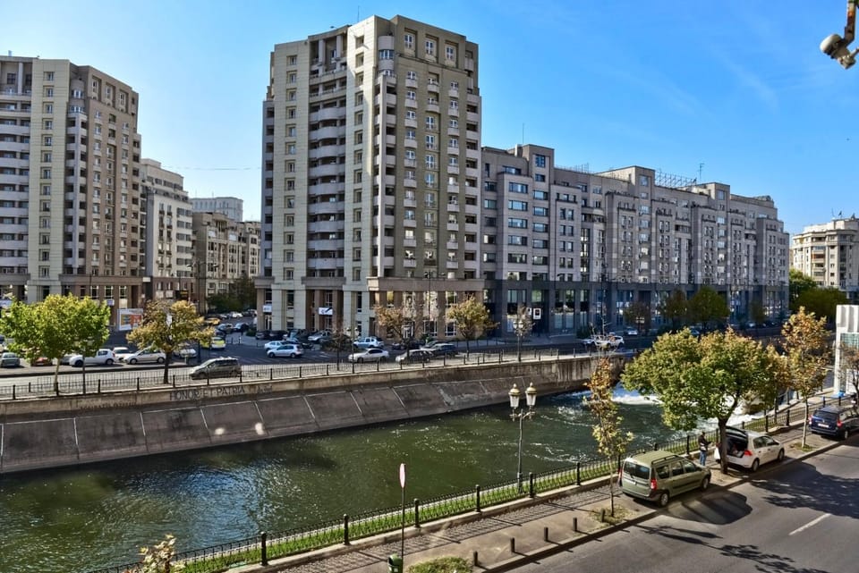 Property building, Nearby landmark, Neighbourhood, Bird's eye view, River view