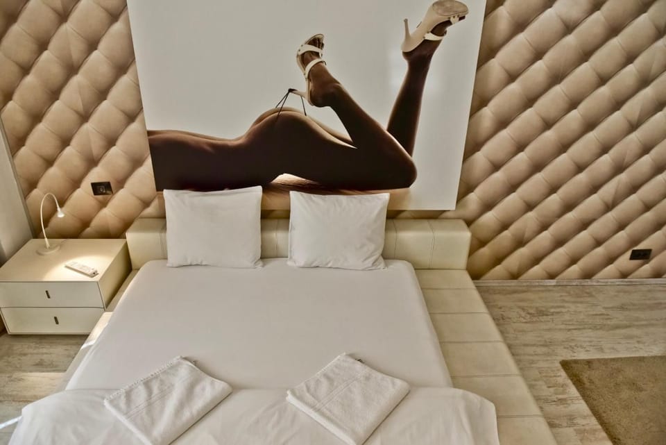 Bed, Photo of the whole room, Decorative detail, Bedroom