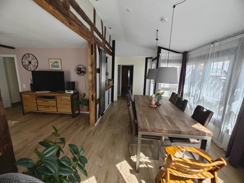 TV and multimedia, Living room, Seating area, Dining area, Evening entertainment