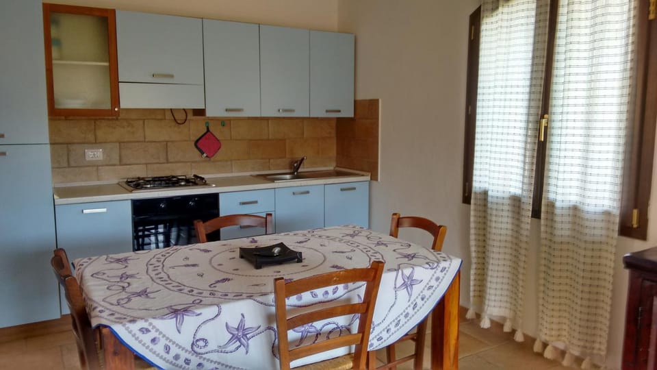 Kitchen or kitchenette, Dining area, stove