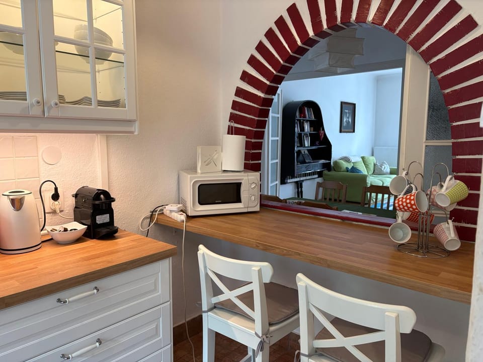 Coffee/tea facilities, Kitchen or kitchenette, Dining area, stove, toaster