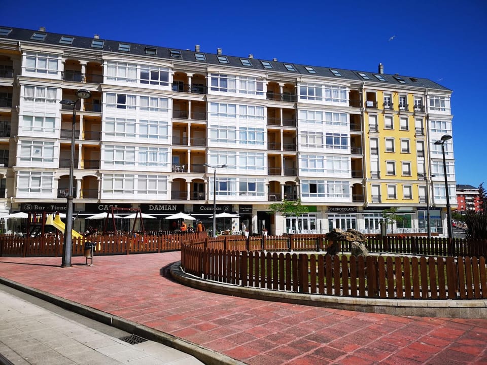 Restaurant/places to eat, Neighbourhood, Activities, Children play ground, Evening entertainment, City view, Street view, Area and facilities, Entertainment