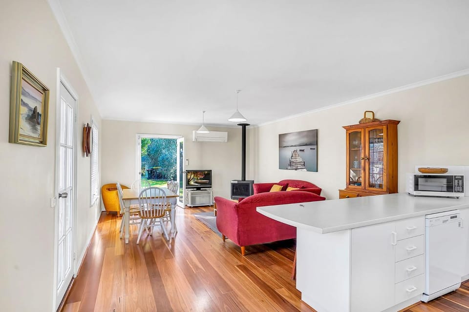 TV and multimedia, Kitchen or kitchenette, Living room, Seating area, Dining area