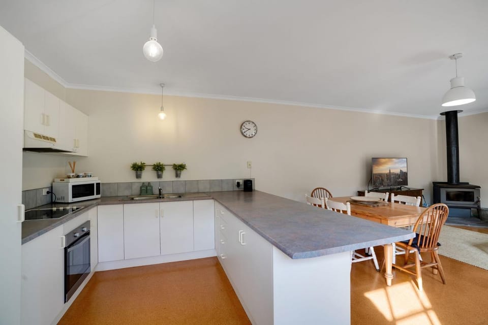 Kitchen or kitchenette, Dining area, stove