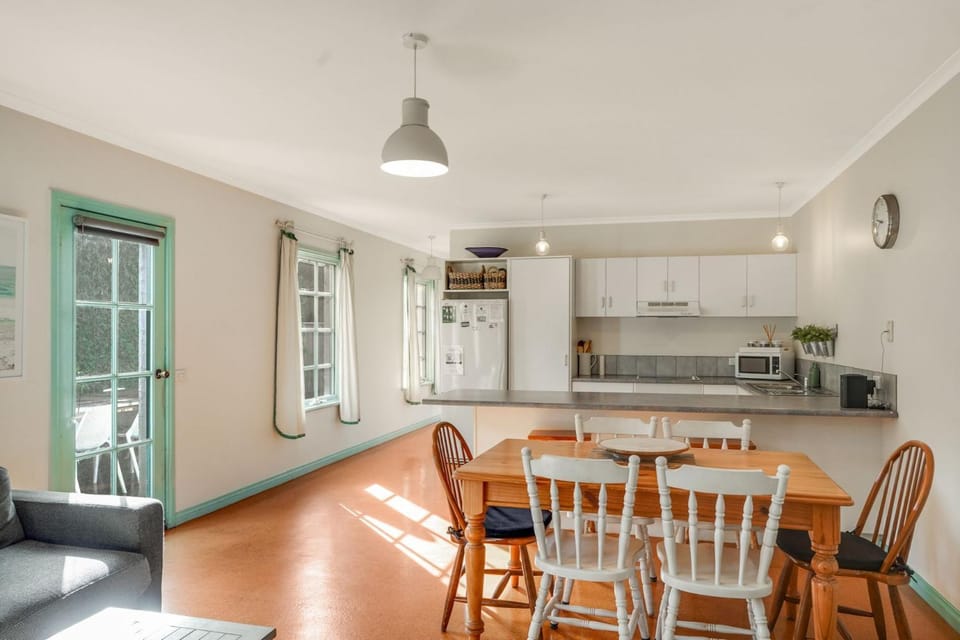 Kitchen or kitchenette, Living room, Seating area, Dining area