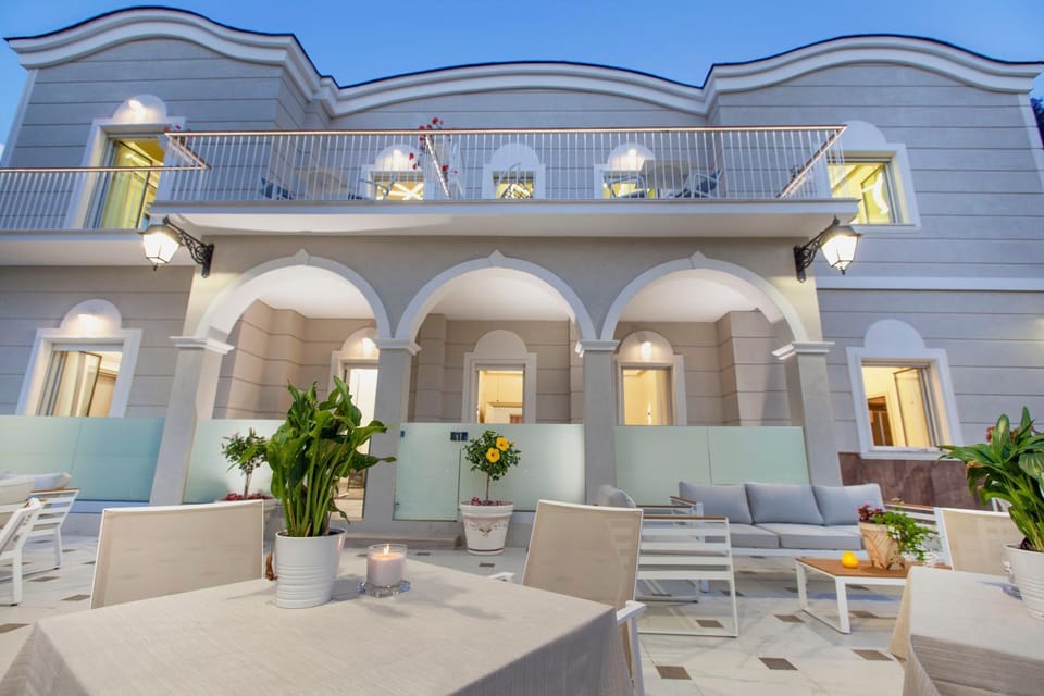 Property building, Patio, Facade/entrance