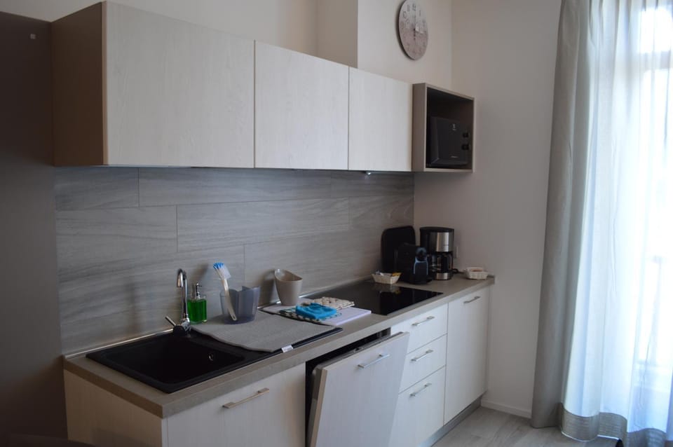Coffee/tea facilities, Kitchen or kitchenette, Living room, Dining area