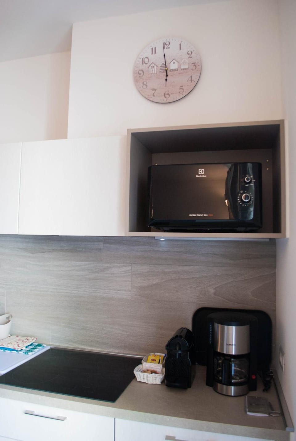 Coffee/tea facilities, Kitchen or kitchenette, Living room, Dining area