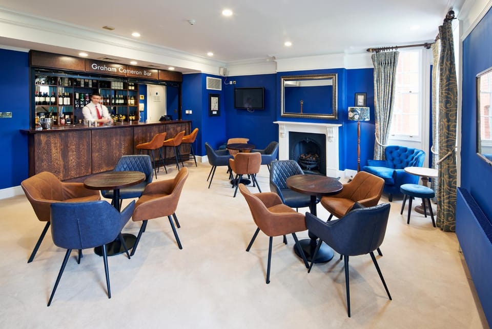 Living room, Lounge or bar, Lounge or bar, Food and drinks, Seating area, Drinks