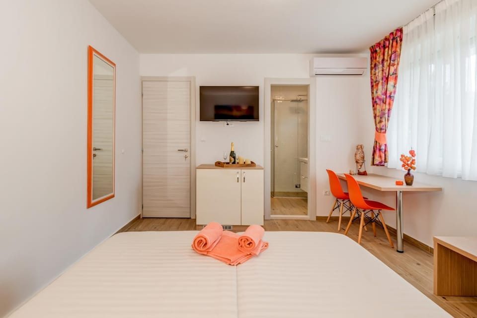 Bed, TV and multimedia, Photo of the whole room, Bedroom, towels, wardrobe, air conditioner