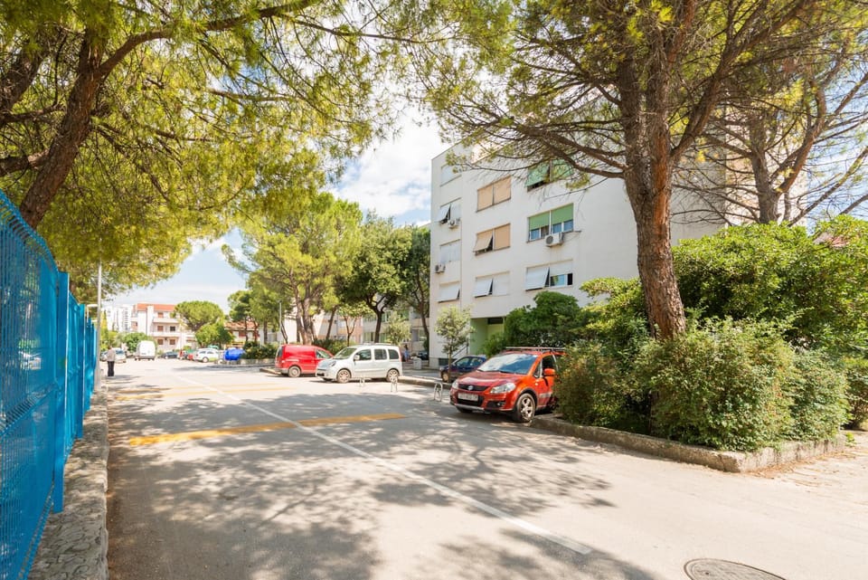 Property building, Facade/entrance, Day, Neighbourhood, Street view, Location, Parking