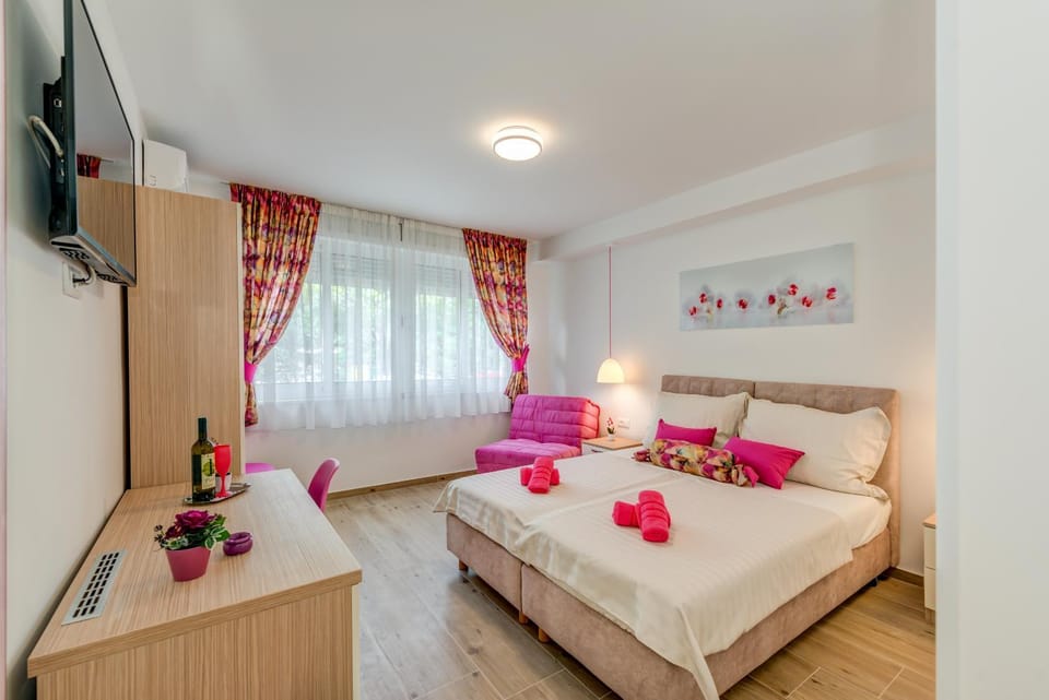 Communal lounge/ TV room, Bed, TV and multimedia, Photo of the whole room, Bedroom, towels