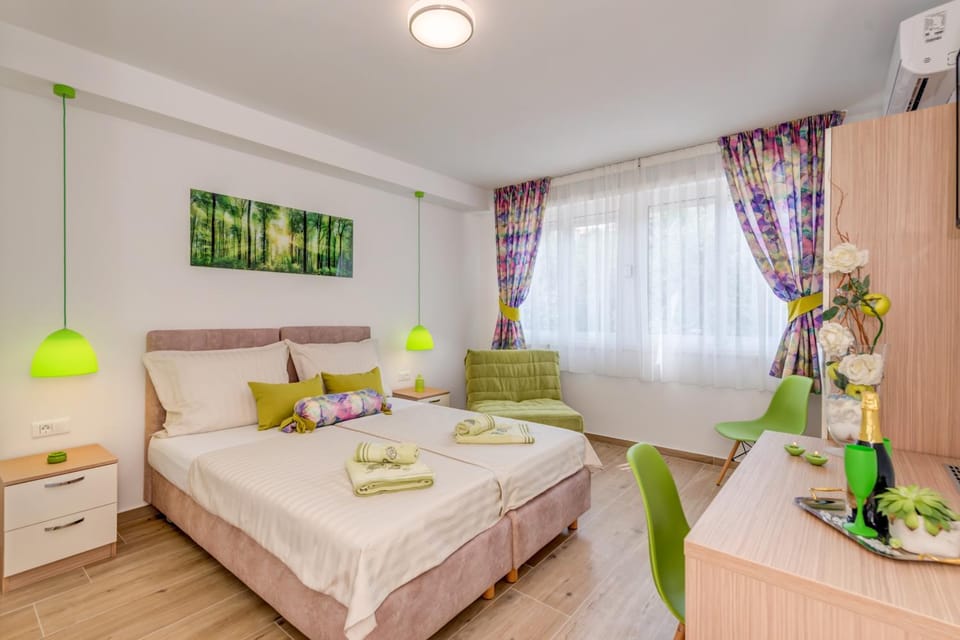 Bed, Photo of the whole room, Seating area, Bedroom, towels