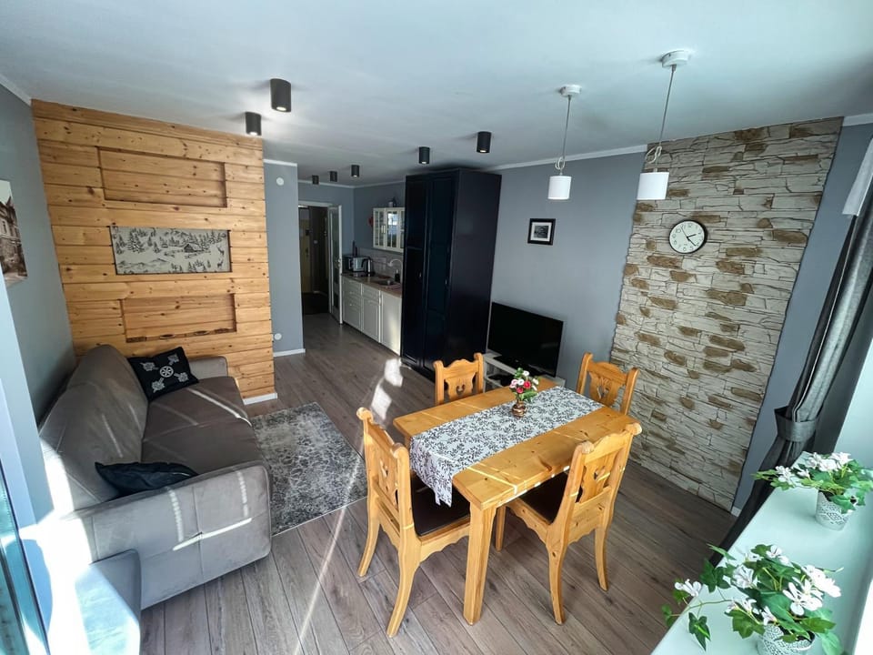 TV and multimedia, Living room, Seating area, Dining area
