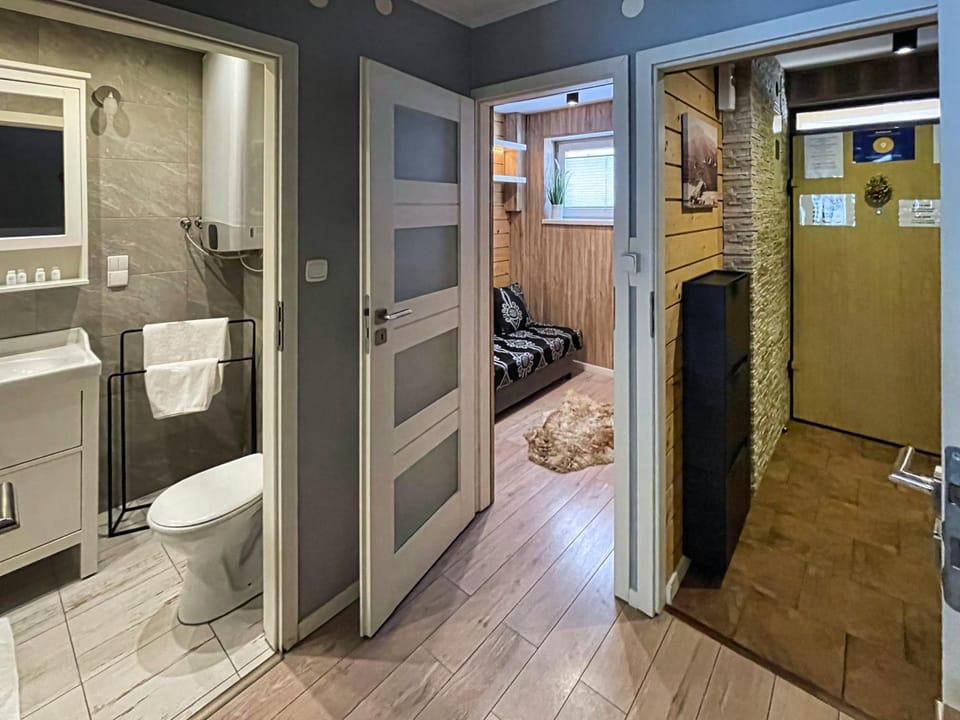Toilet, towels