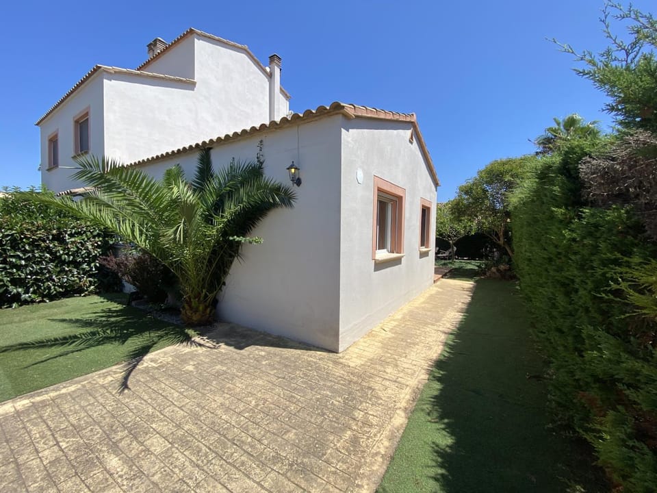 Property building, Facade/entrance, Off site