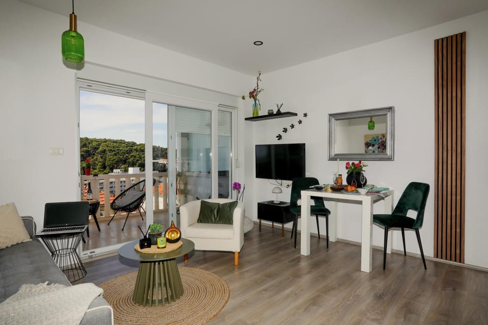 TV and multimedia, Living room, Seating area, Dining area