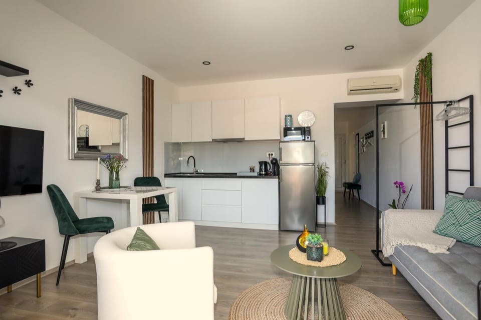 TV and multimedia, Coffee/tea facilities, Kitchen or kitchenette, Living room, Seating area, Dining area, stove, air conditioner