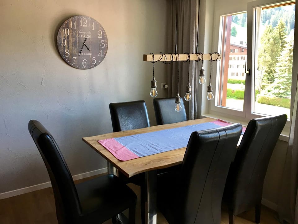 Dining area, City view, Mountain view, Quiet street view