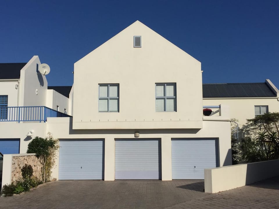 PERFECT 10 - 10 to 14 Sleeper Luxury Holiday Home Breakage Deposit of R2500 per Weekend Lease House in Western Cape