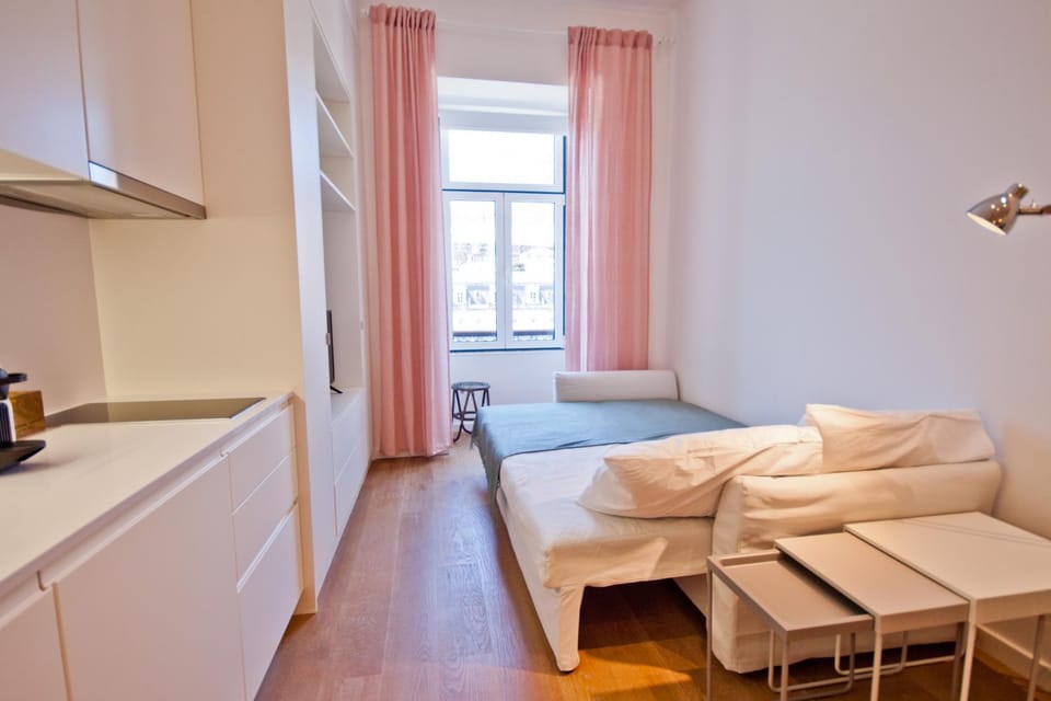 Bed, TV and multimedia, Kitchen or kitchenette, Living room, Photo of the whole room, Seating area, Bedroom, Family, hair dryier, heating, internet