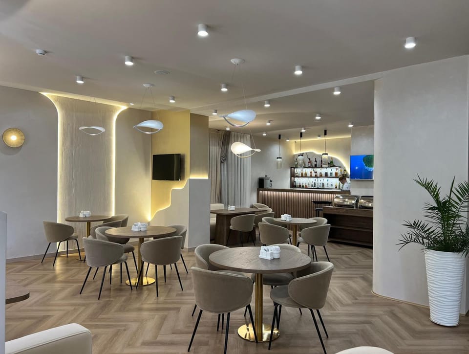 Restaurant/places to eat, Lounge or bar
