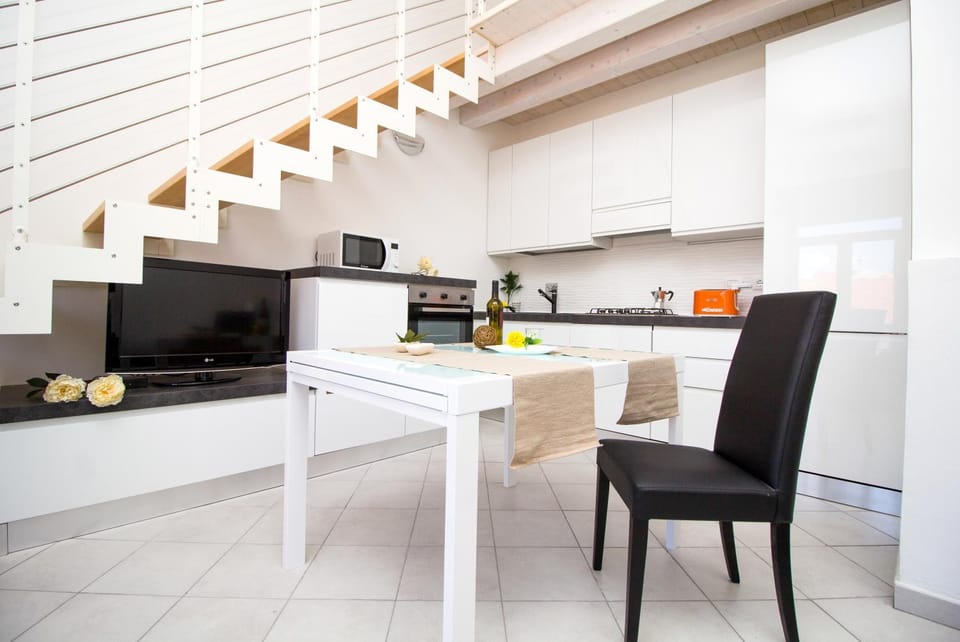 TV and multimedia, Kitchen or kitchenette, Living room, Seating area, Dining area, stove