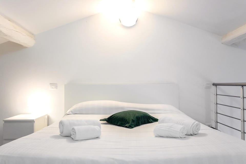 Bed, Photo of the whole room, Bedroom, towels