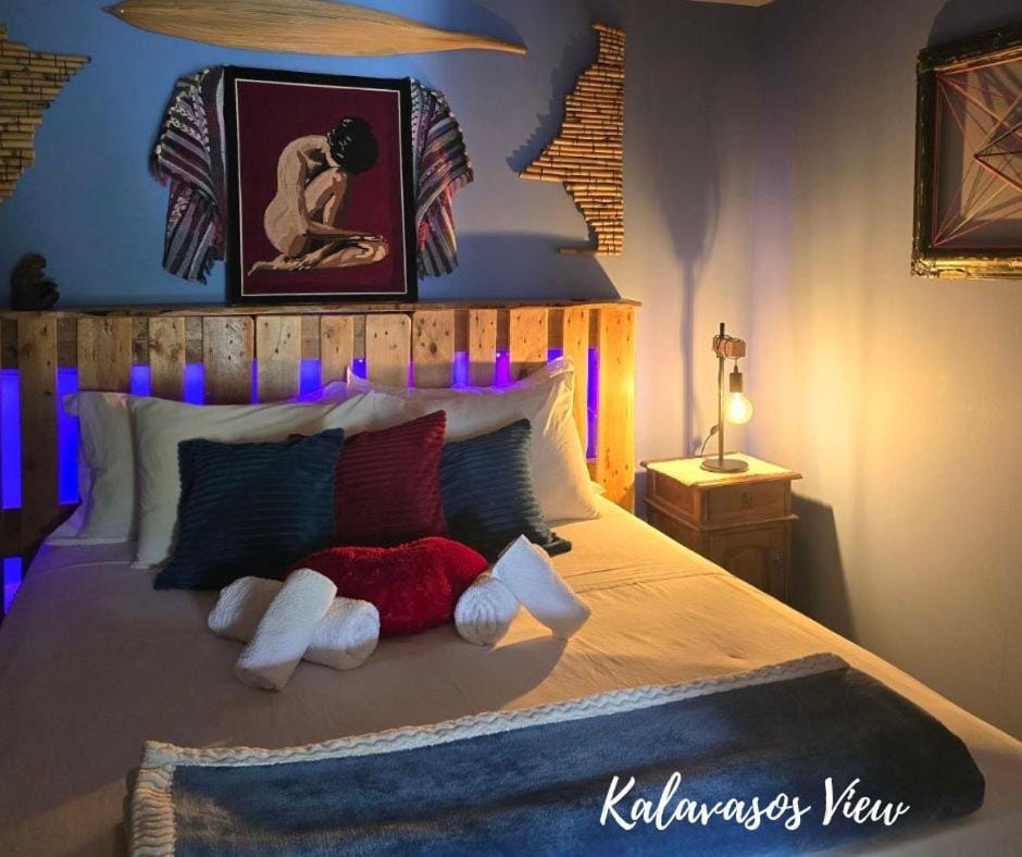Bed, Decorative detail, Bedroom, towels