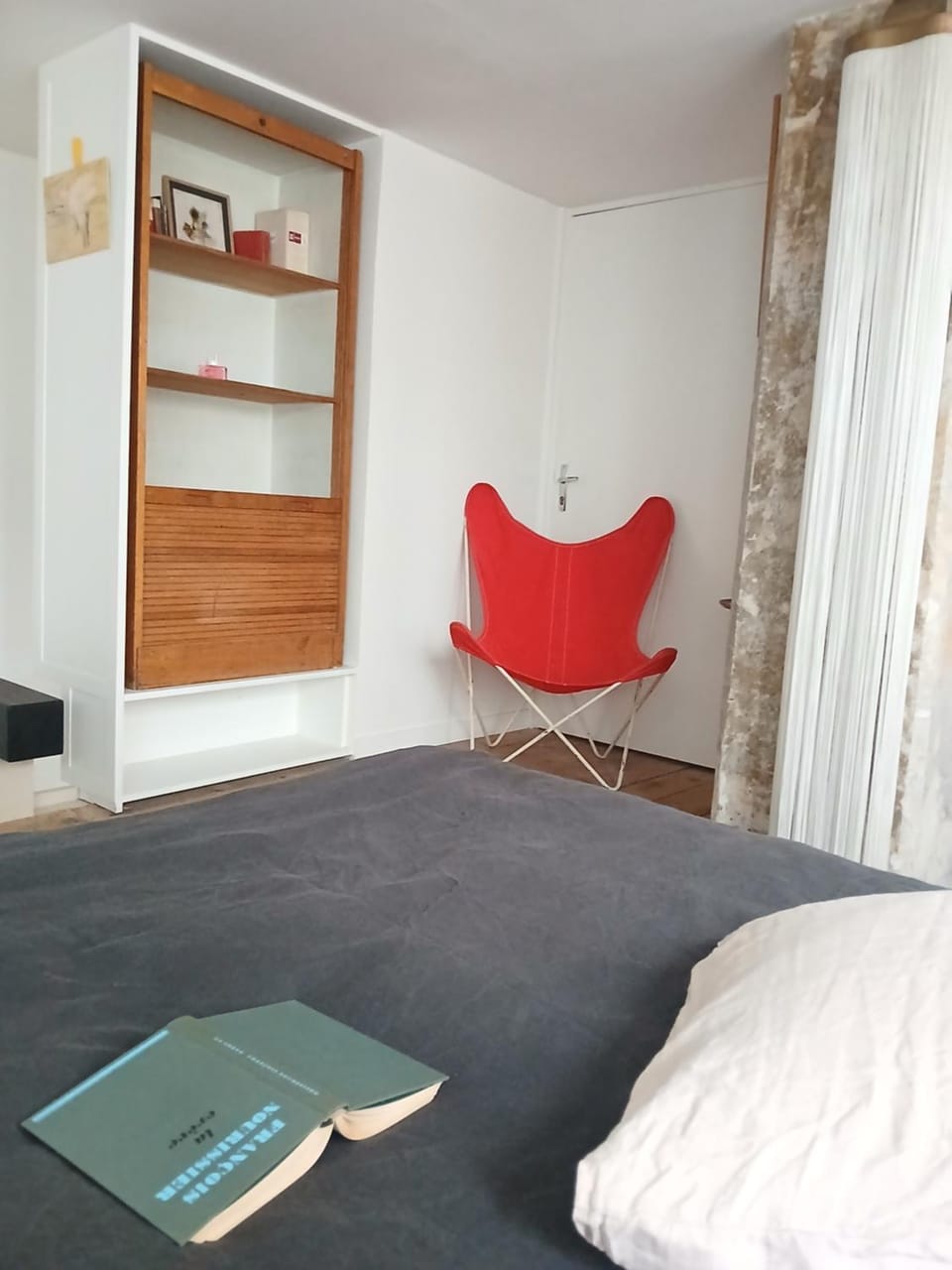 Bed, Seating area, wardrobe