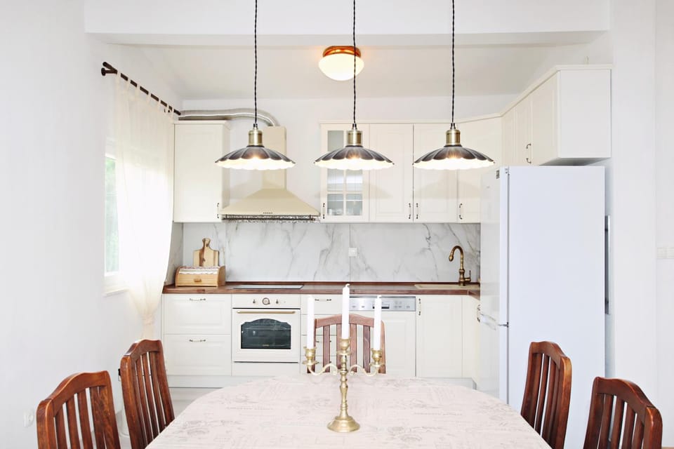 Kitchen or kitchenette, Dining area
