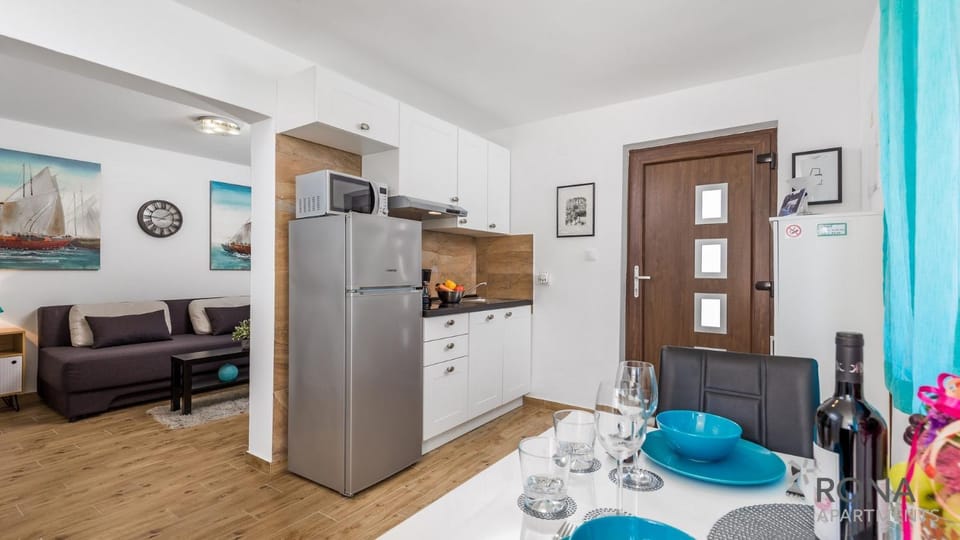 Coffee/tea facilities, Kitchen or kitchenette, Dining area