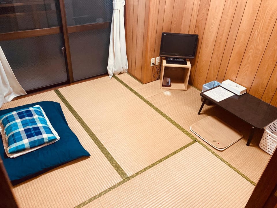 Hostel Hakuseiso Bed and Breakfast in Naha