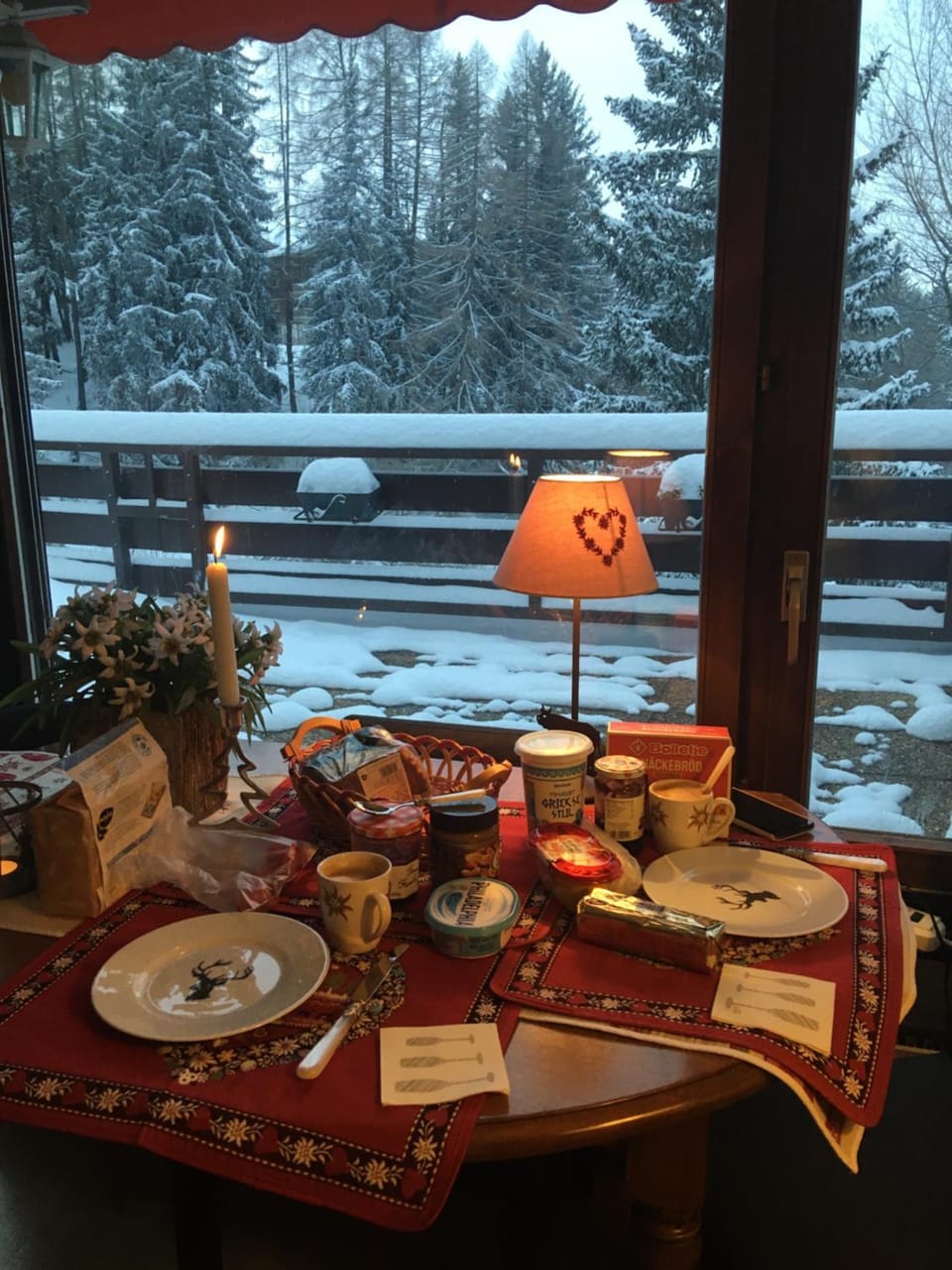 Coffee/tea facilities, Living room, Seating area, Dining area, Garden view, Mountain view