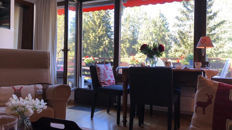 Living room, Garden view, Mountain view