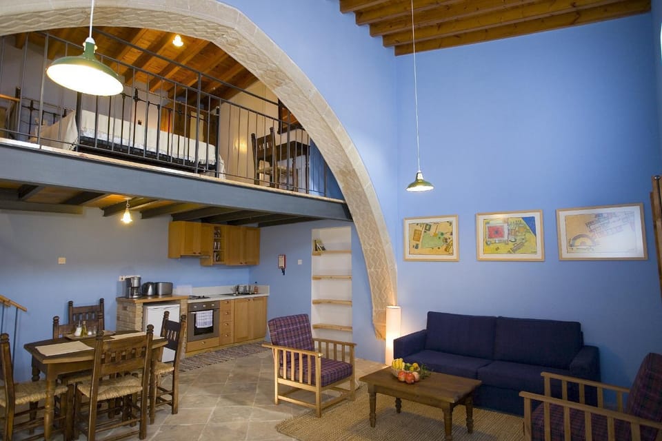 Coffee/tea facilities, Kitchen or kitchenette, Living room, Seating area, Dining area
