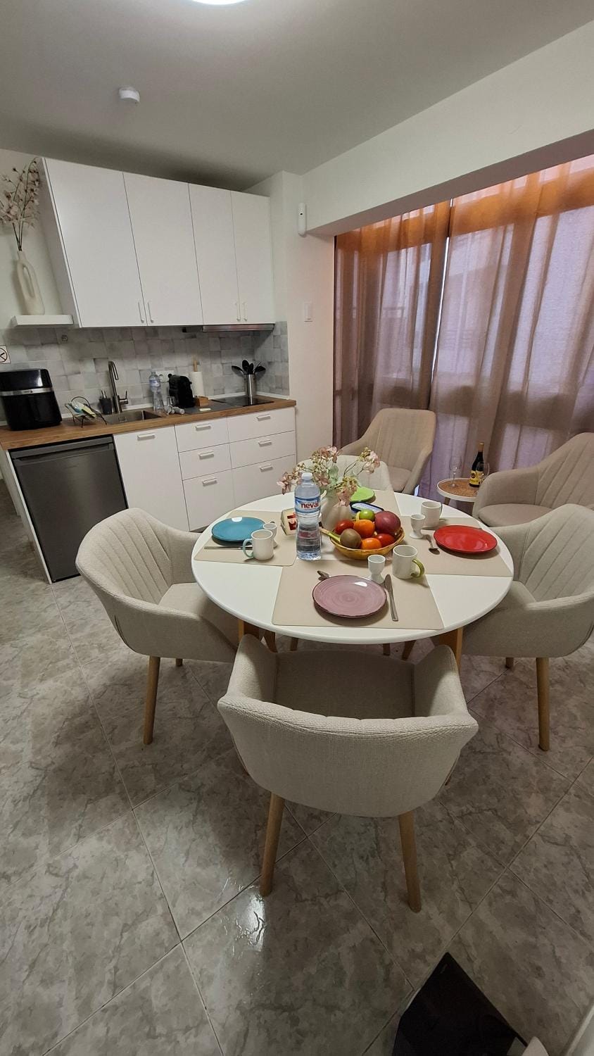 Kitchen or kitchenette, Living room, Seating area, Dining area