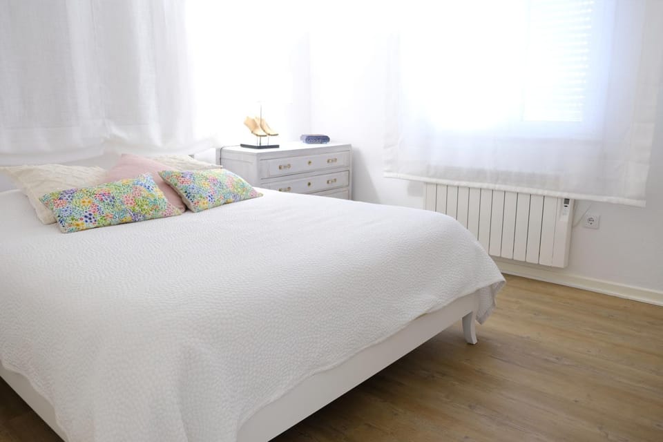 Bed, Photo of the whole room, Decorative detail