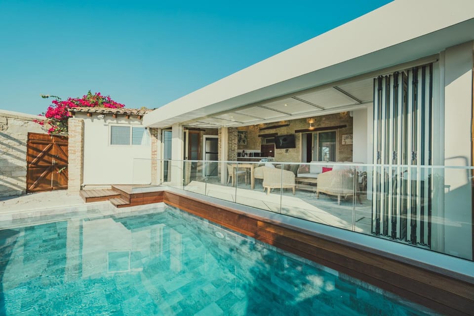 Property building, Swimming pool