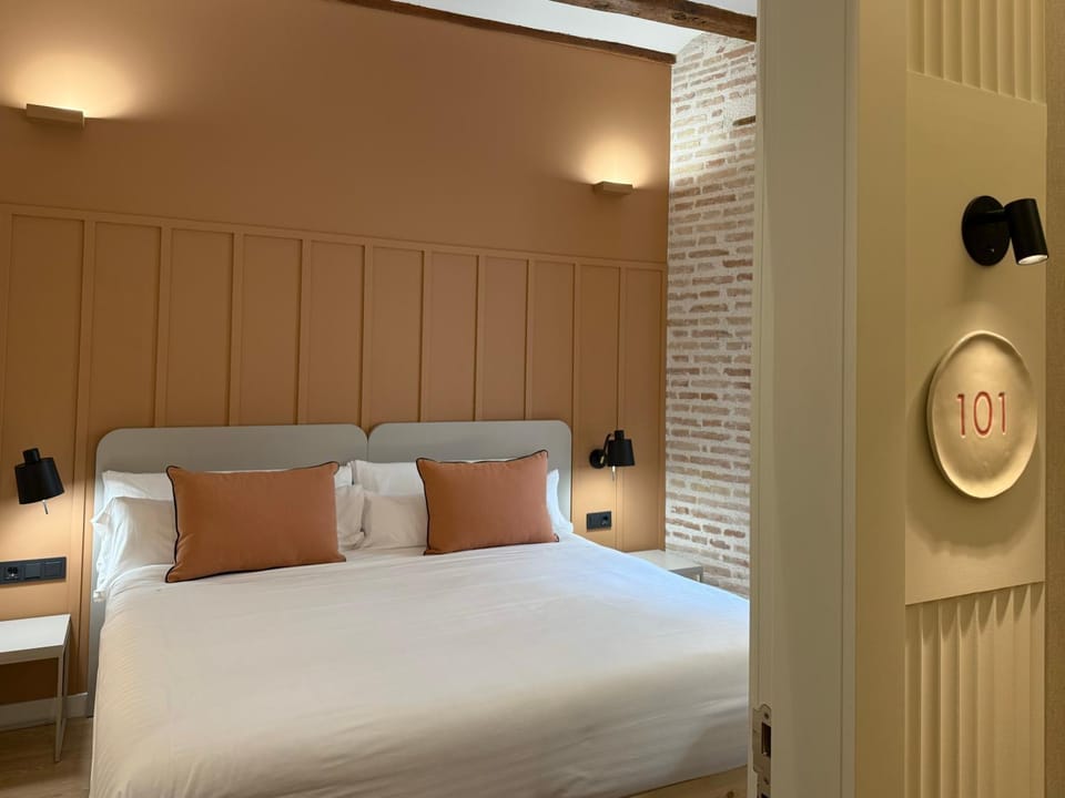 Bed, Decorative detail, Decorative detail, City view, Quiet street view, Inner courtyard view, soundproof