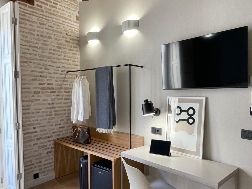 TV and multimedia, Photo of the whole room, Decorative detail, Area and facilities, minibar, soundproof, wardrobe