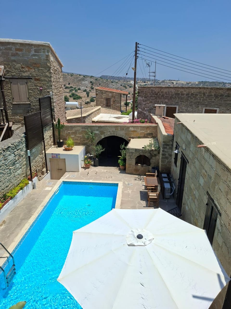 Property building, Patio, Day, Pool view, Swimming pool, sunbed